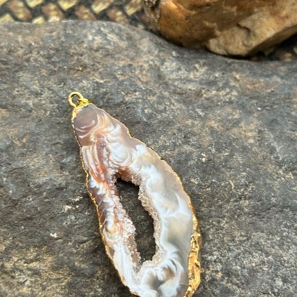 ⭐️ New! Yellow Geode Agate Pendant in Goldtone 25.00 ctw - Picture 5 of 7